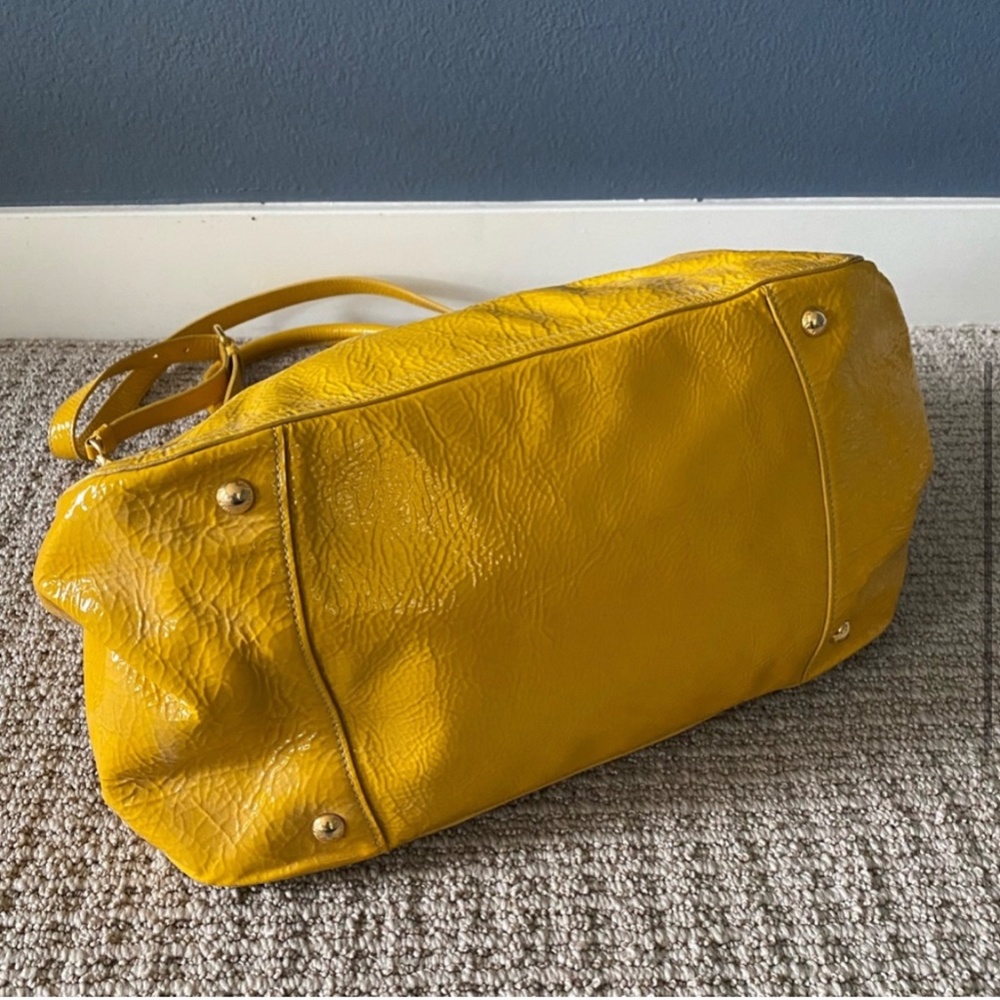 *SOLD* PRADA patent leather Naplak tote. - Picture 3 of 12
